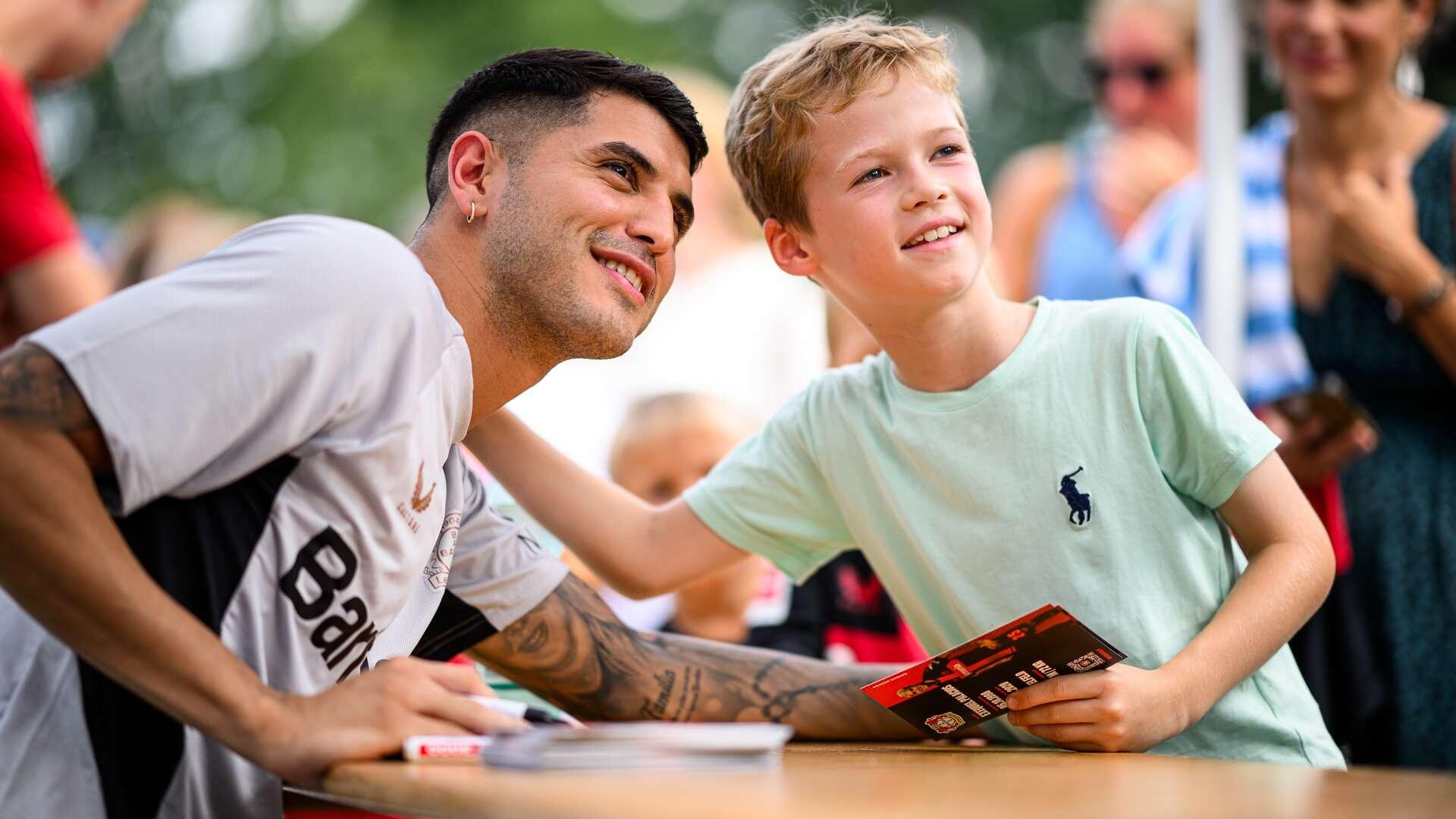 Copa-Sieger Exequiel Palacios zu Besuch bei der Fußballschule