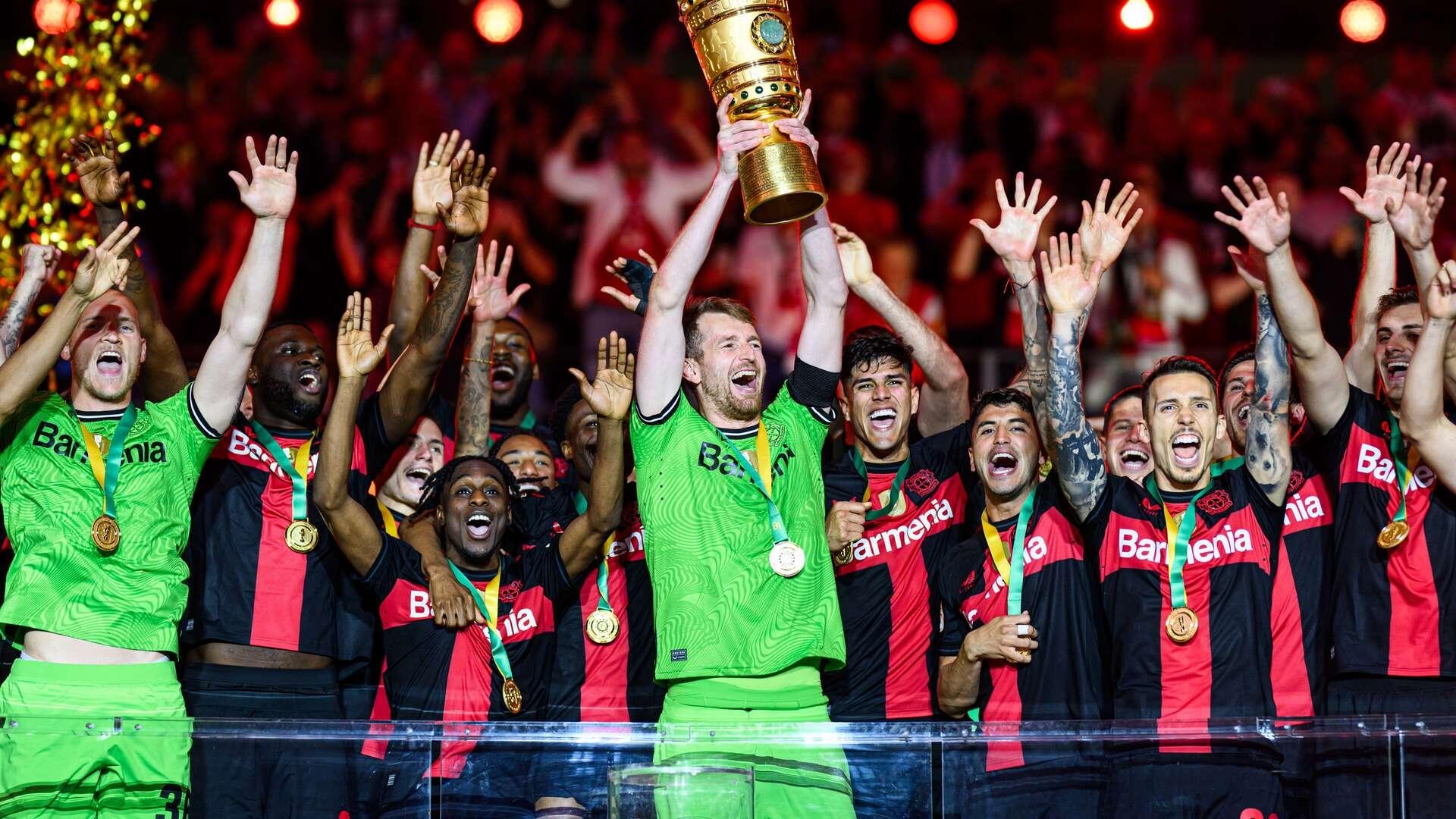 DFB-Pokalsieger 2024! Hier stemmt Lukas Hradecky den Pokal in die Höhe | Deutscher Doublesieger!
