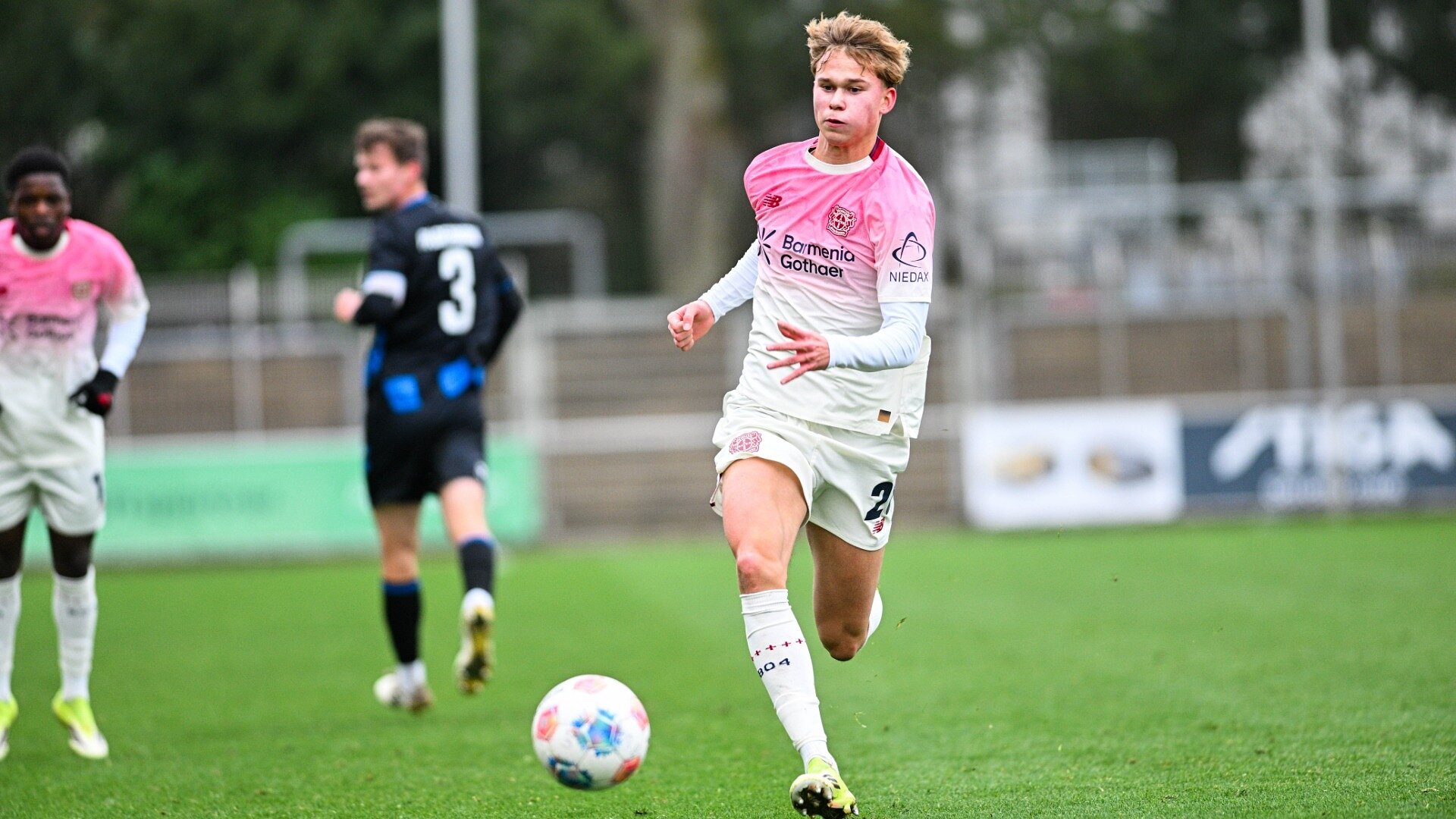 Ab 11 Uhr live: Das Meis­ter­schafts-Ach­tel­fi­nale der U19 beim 1. FC Hei­den­heim 1846