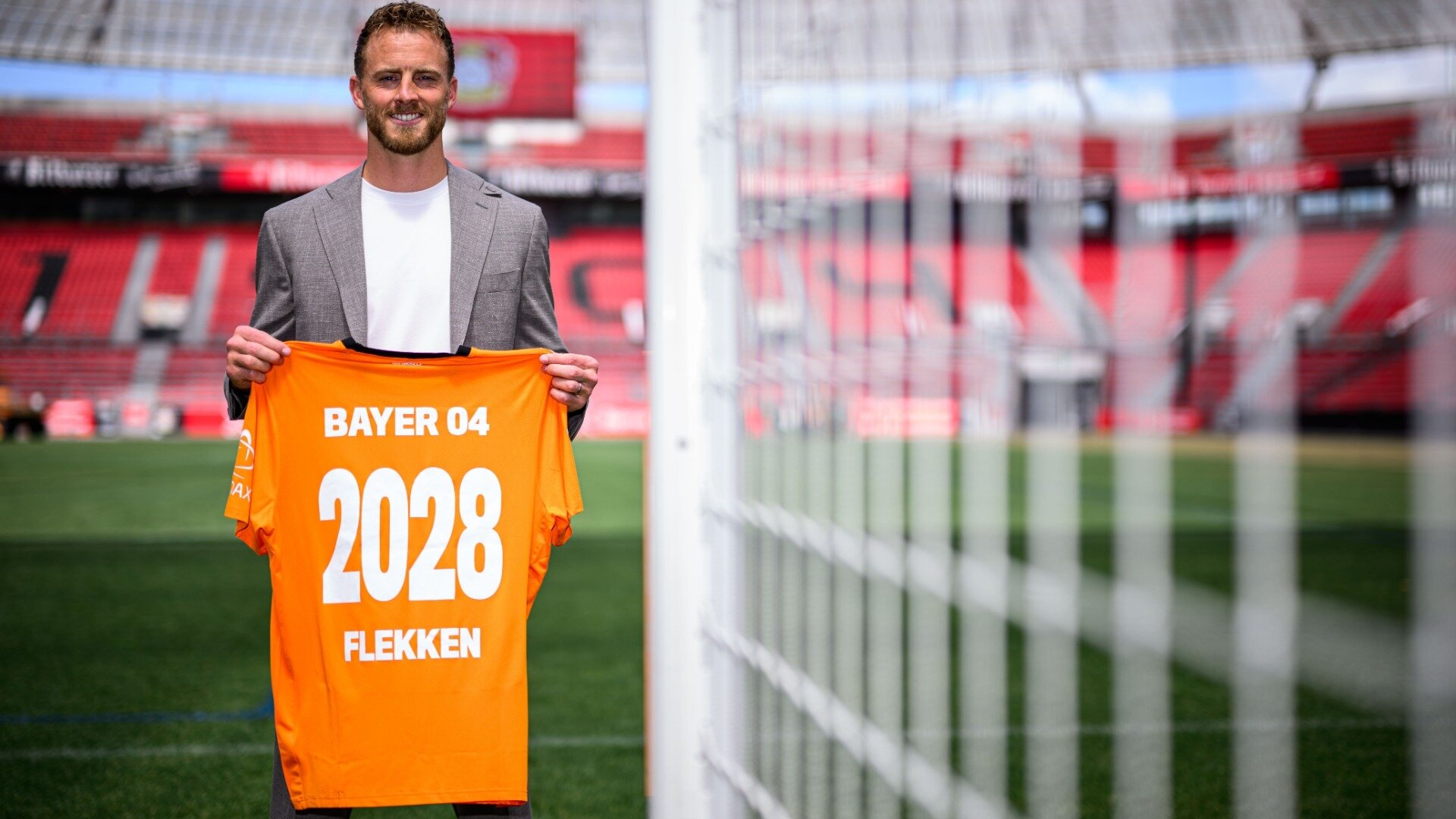 Erstes Interview & Behind the Scenes: Mark Flekken unterschreibt in Leverkusen