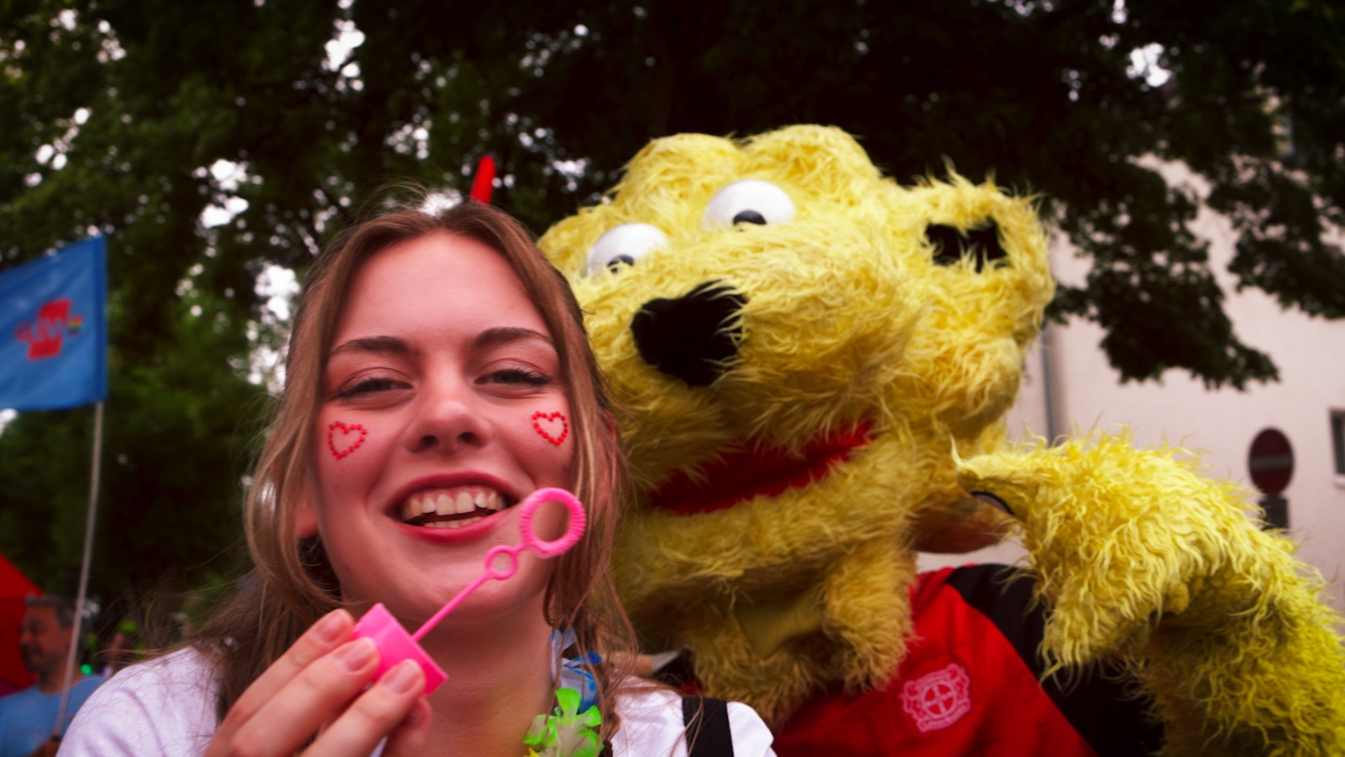 Brian the Lion vertritt Bayer 04 beim CSD in Leverkusen
