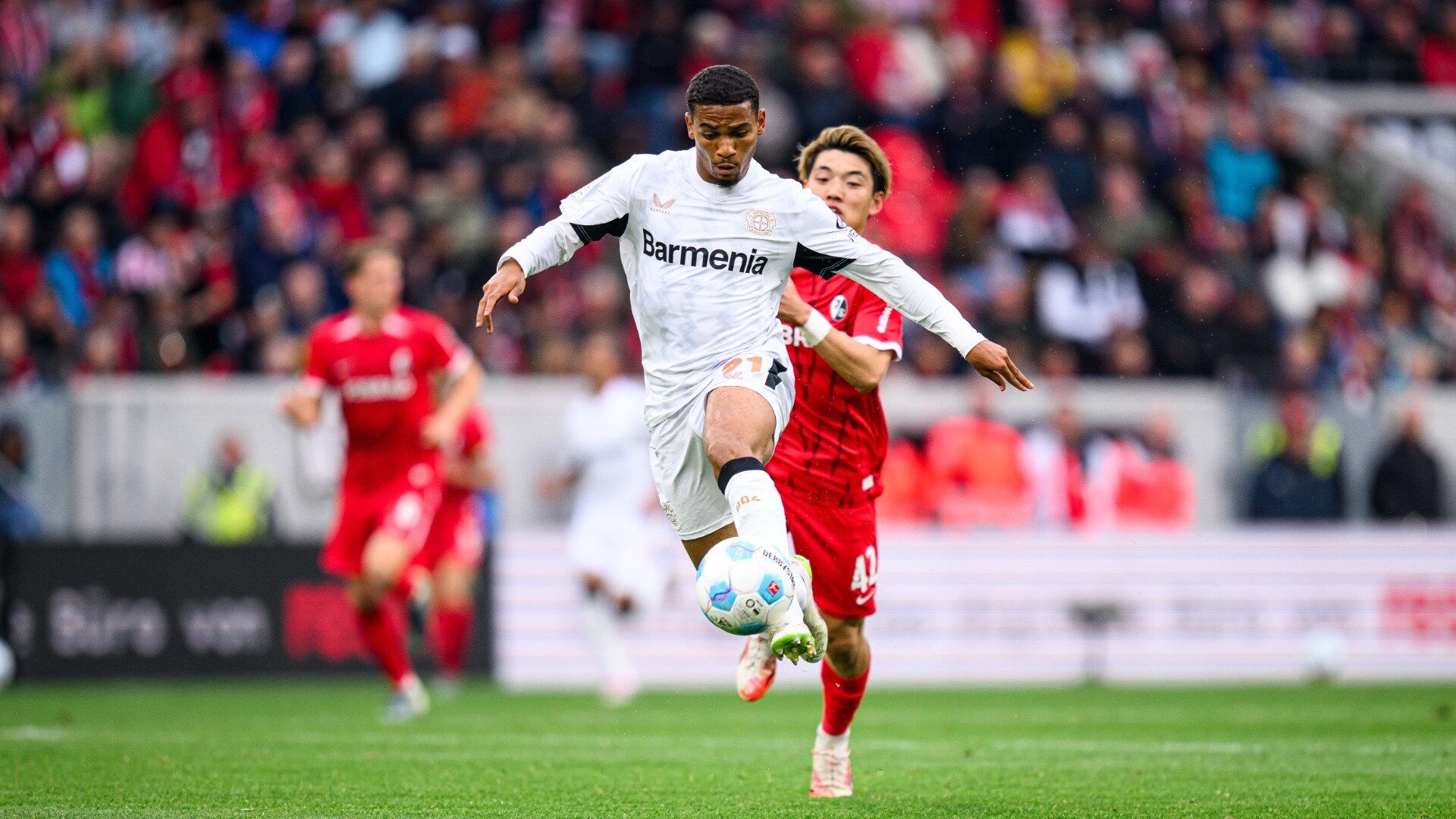 Jubilar Tah rettet die Auswärts-Serie ganz spät | 32. Spieltag
