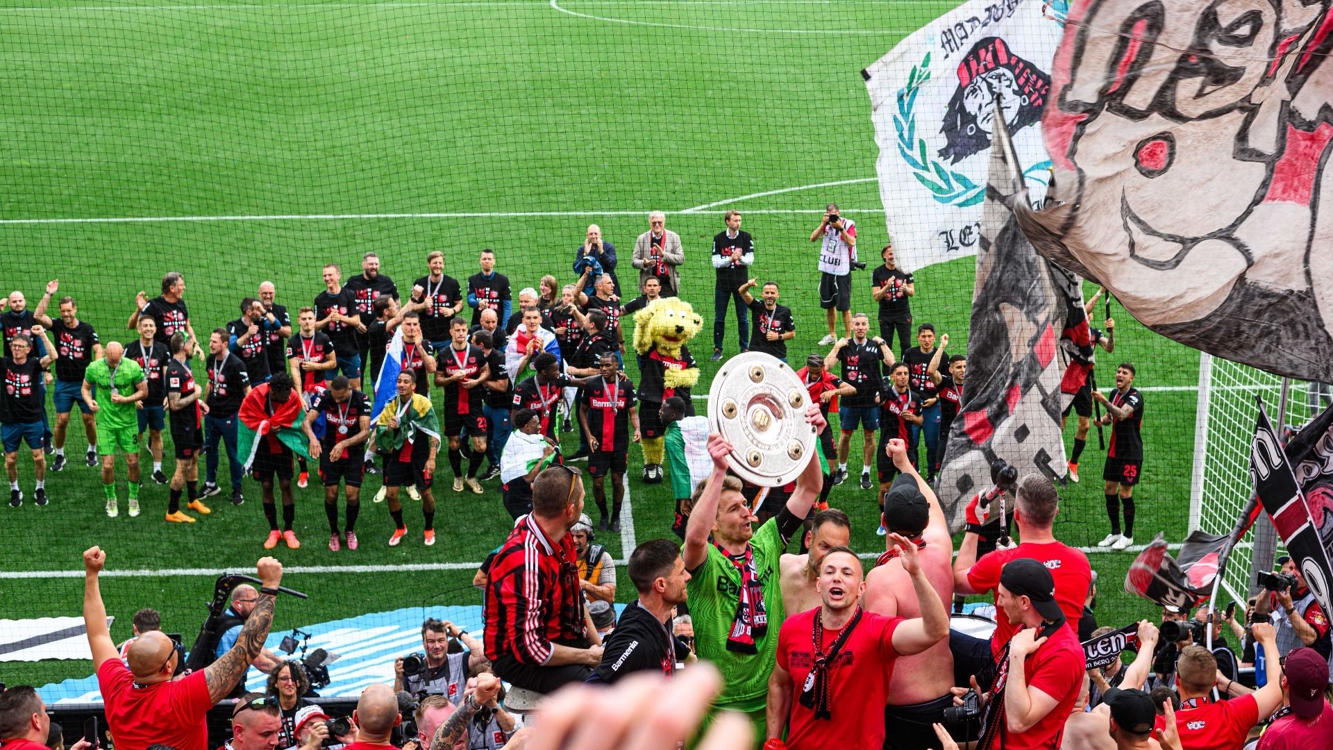 Wir sind ungeschlagen Deutscher Meister! Party mit der Meisterschale in der Kurve