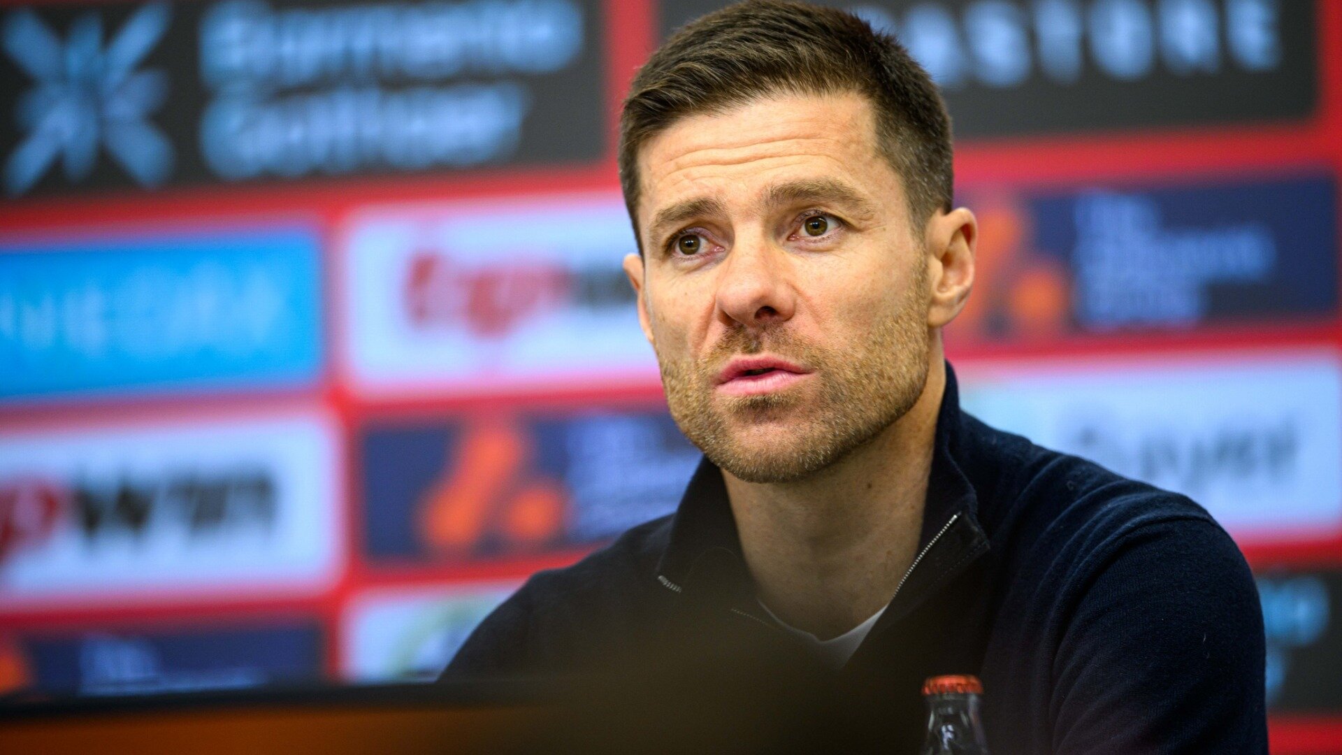 Die PK nach dem 5:1-Sieg gegen Freiburg mit Schuster und Alonso | 15. Spieltag