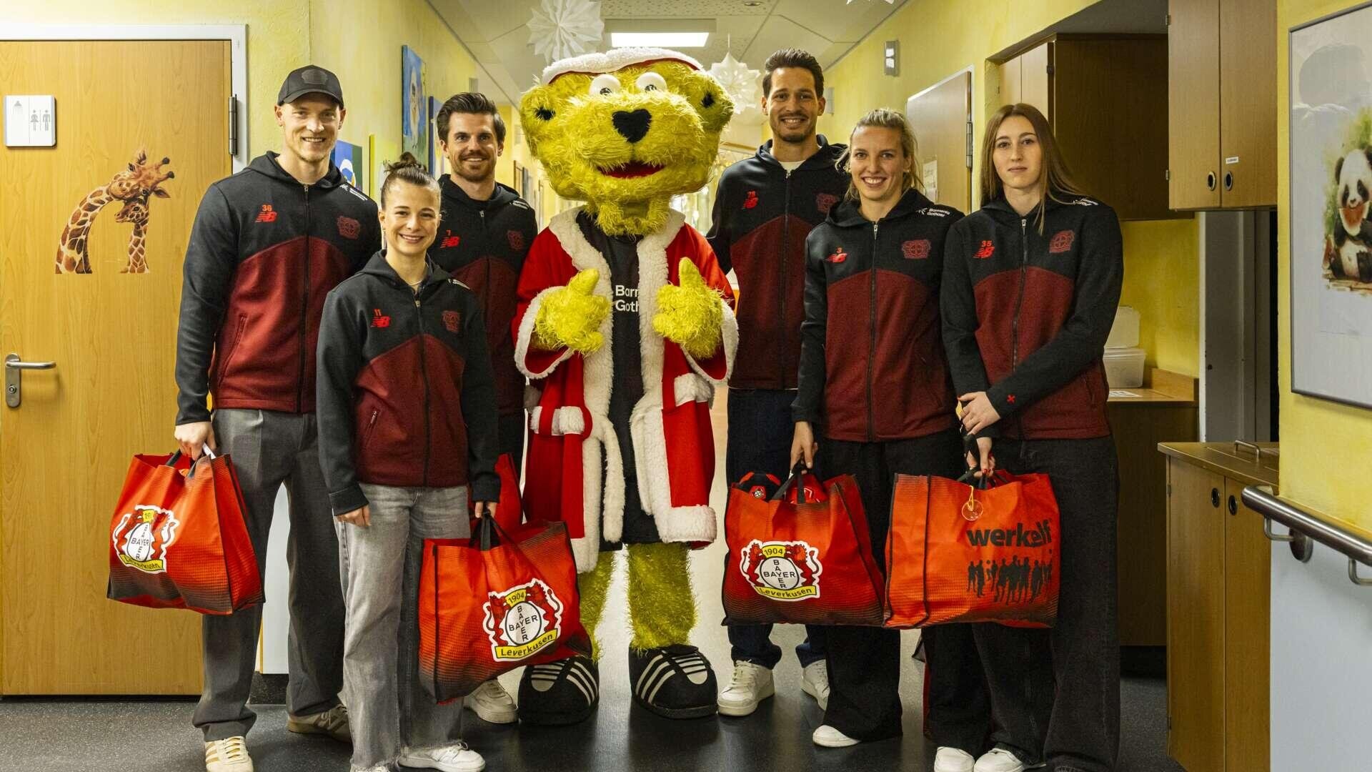 Bayer 04 besucht die Kinderstation des Klinikums Leverkusen