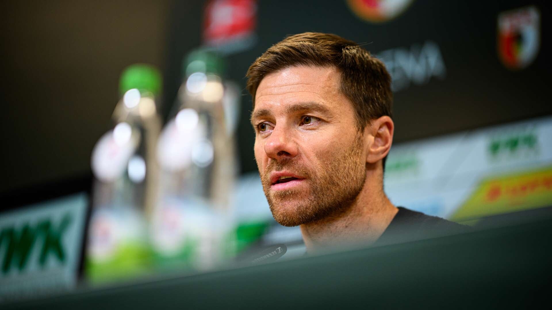 Last-Minute-Sieg in Augsburg | Die Pressekonferenz mit Xabi Alonso und Jess Thorup | 17. Spieltag