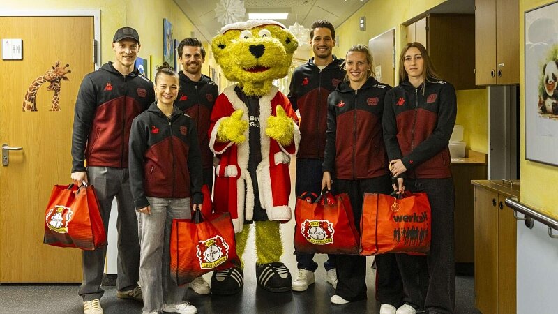 Bayer 04 besucht die Kinderstation des Klinikums Leverkusen