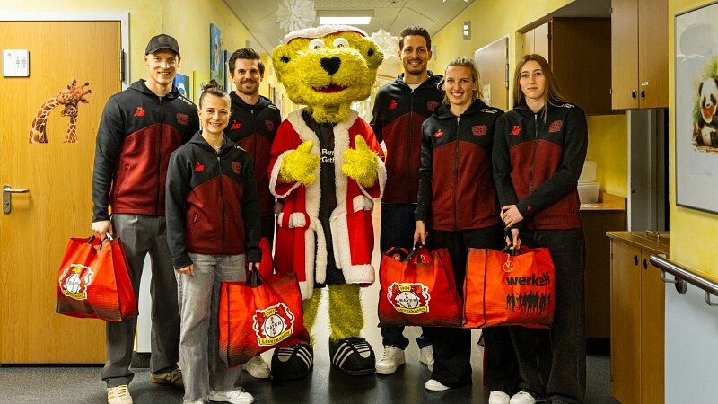 Bayer 04 besucht die Kinderstation des Klinikums Leverkusen