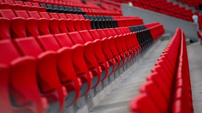 Frischer Glanz in Schwarz-Rot: Neue Sitze in der BayArena